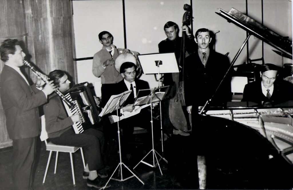 А.Ш. (за роялем), Мовлади Буркаев и ансамбль
